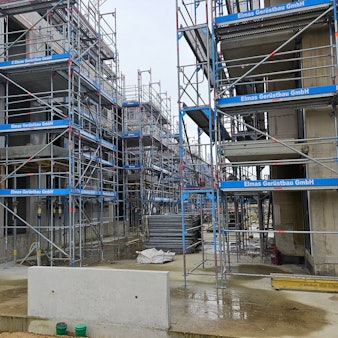 Zu sehen ist eine Baustelle für Mehrfamilienhäuser.