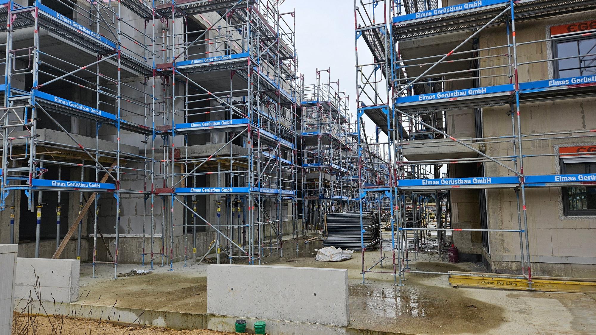 Zu sehen ist eine Baustelle für Mehrfamilienhäuser.