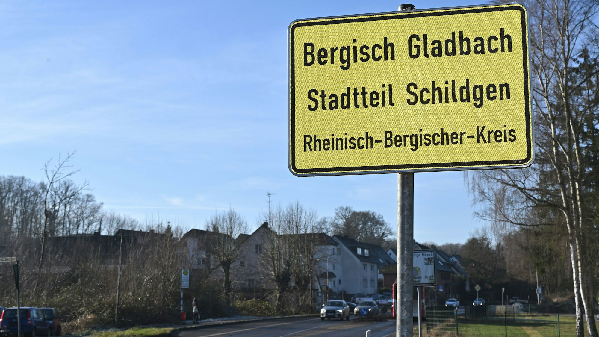 Das gelbe Ortseingangsschild von Schildgen, Stadtteil von Bergisch Gladbach.