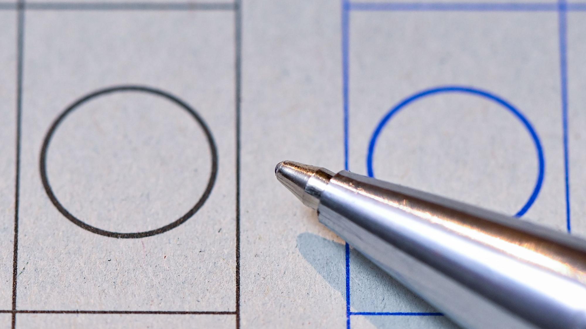 Ein Kugelschreiber liegt auf einem Kreis für das Kreuz zur Stimmabgabe auf einem Stimmzettel der Briefwahl zur Bundestagswahl am Sonntag 26. September 2021. (Archivbild)