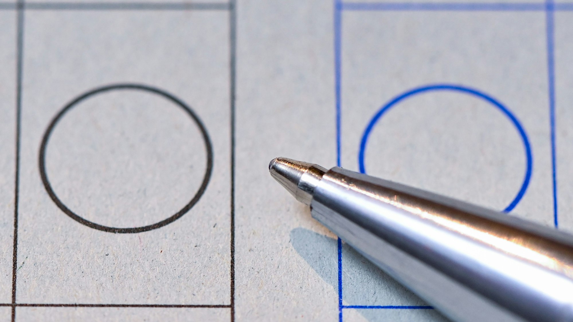 Ein Kugelschreiber liegt auf einem Kreis für das Kreuz zur Stimmabgabe auf einem Stimmzettel der Briefwahl zur Bundestagswahl am Sonntag 26. September 2021. (Archivbild)