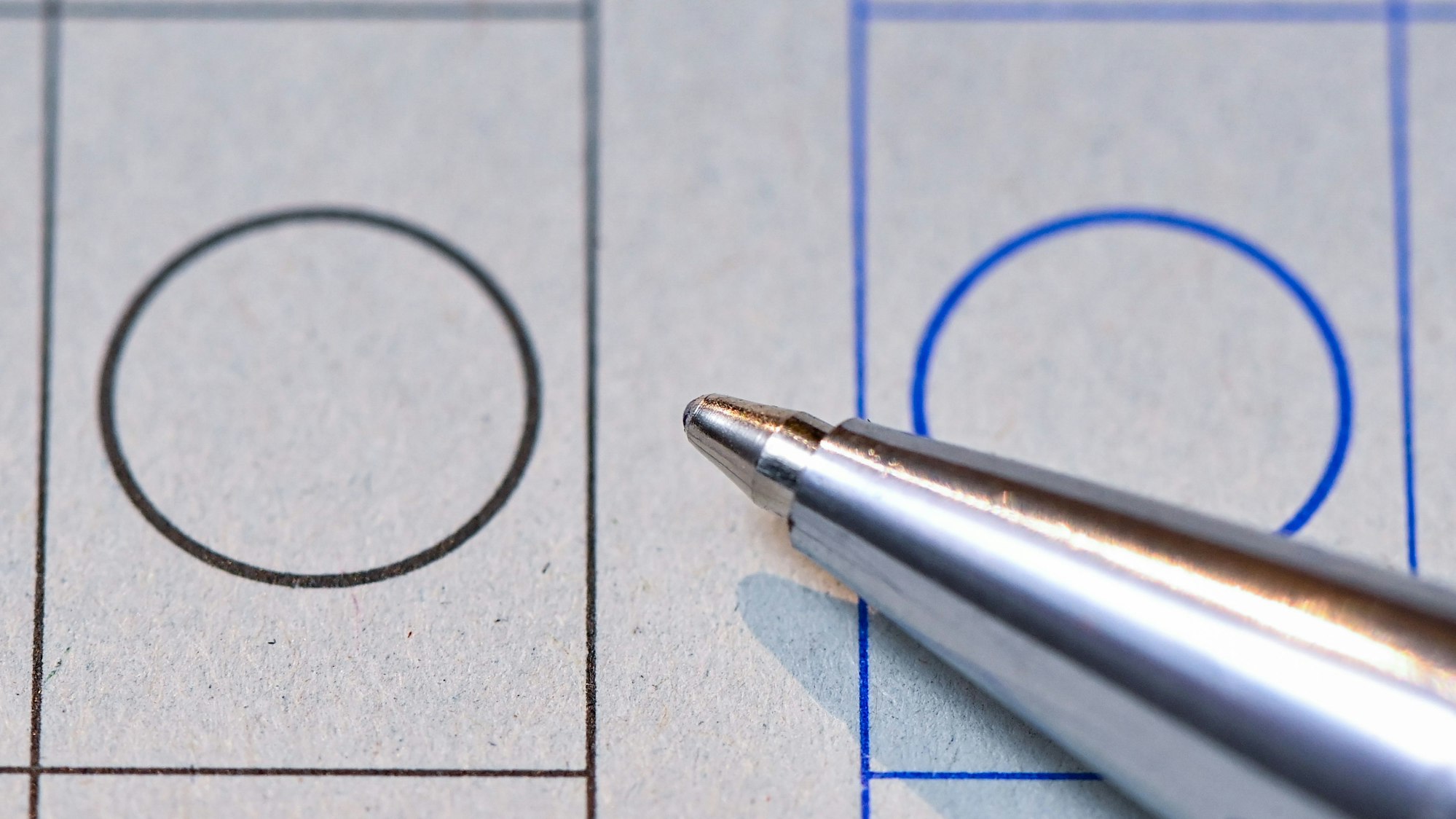 Ein Kugelschreiber liegt auf einem Kreis für das Kreuz zur Stimmabgabe auf einem Stimmzettel der Briefwahl zur Bundestagswahl