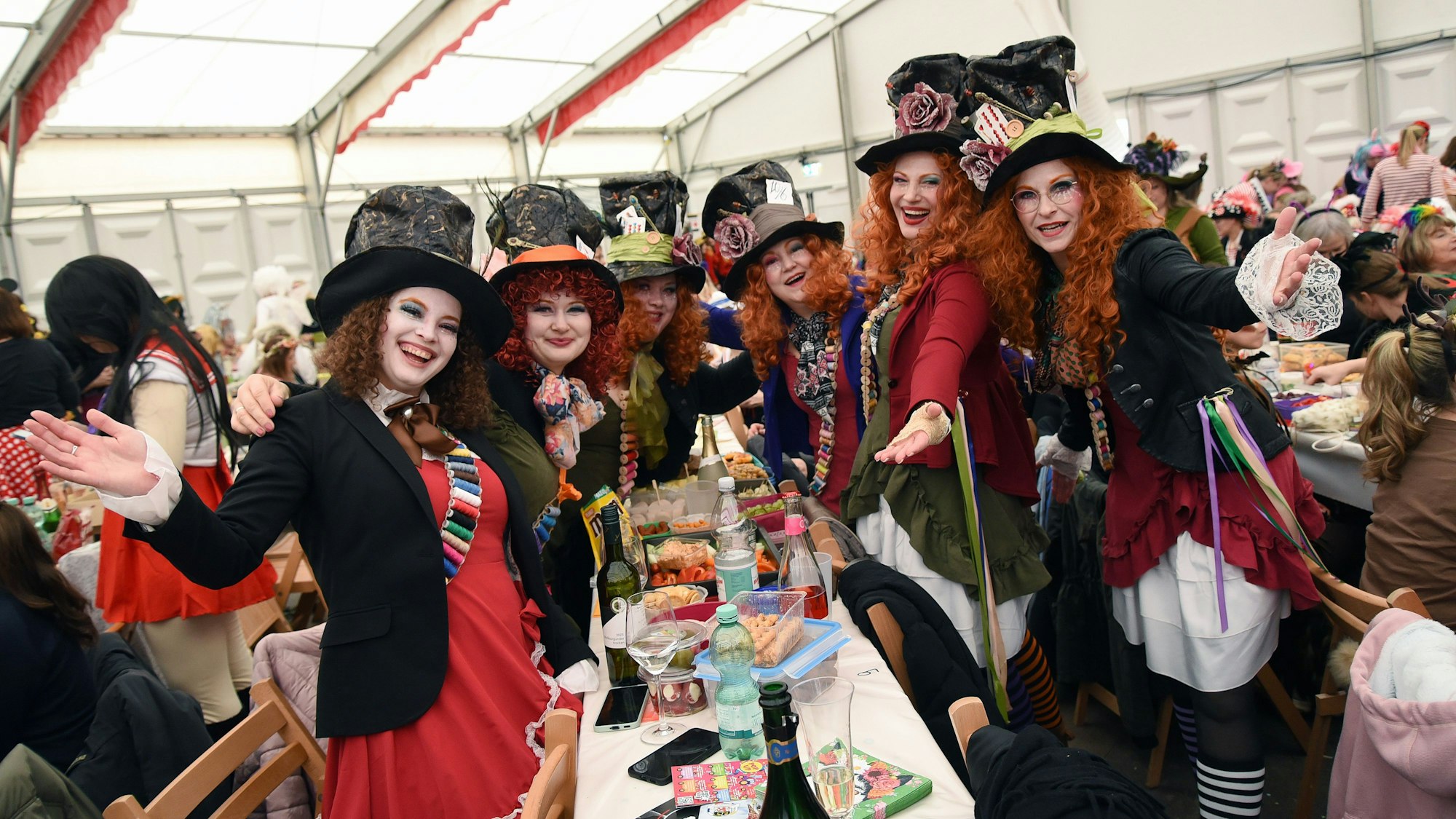 Mehrere Frauen in einem Gruppenkostüm auf einer Damensitzung im Karneval.
