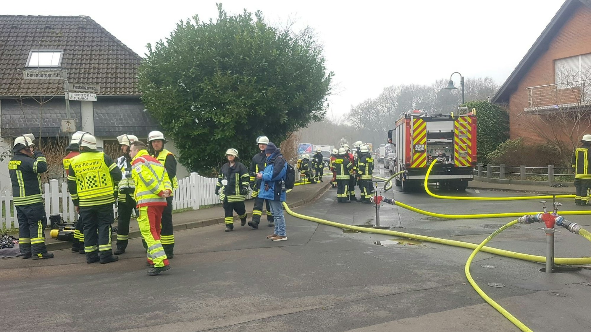 Die Feuerwehr löscht einen Großbrand in Rösrath.