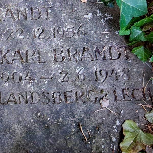 Das Foto zeigt einen Grabstein mit dem Namen von Karl Brandt.