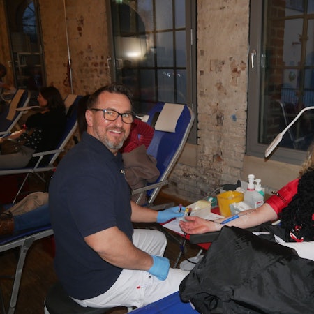 Närrische Blutspende in Windeck
In guten Händen beim Blutspende-Team strahlt Claudia Röhrig in die Kamera. Sie spendet zum zehnten Mal.