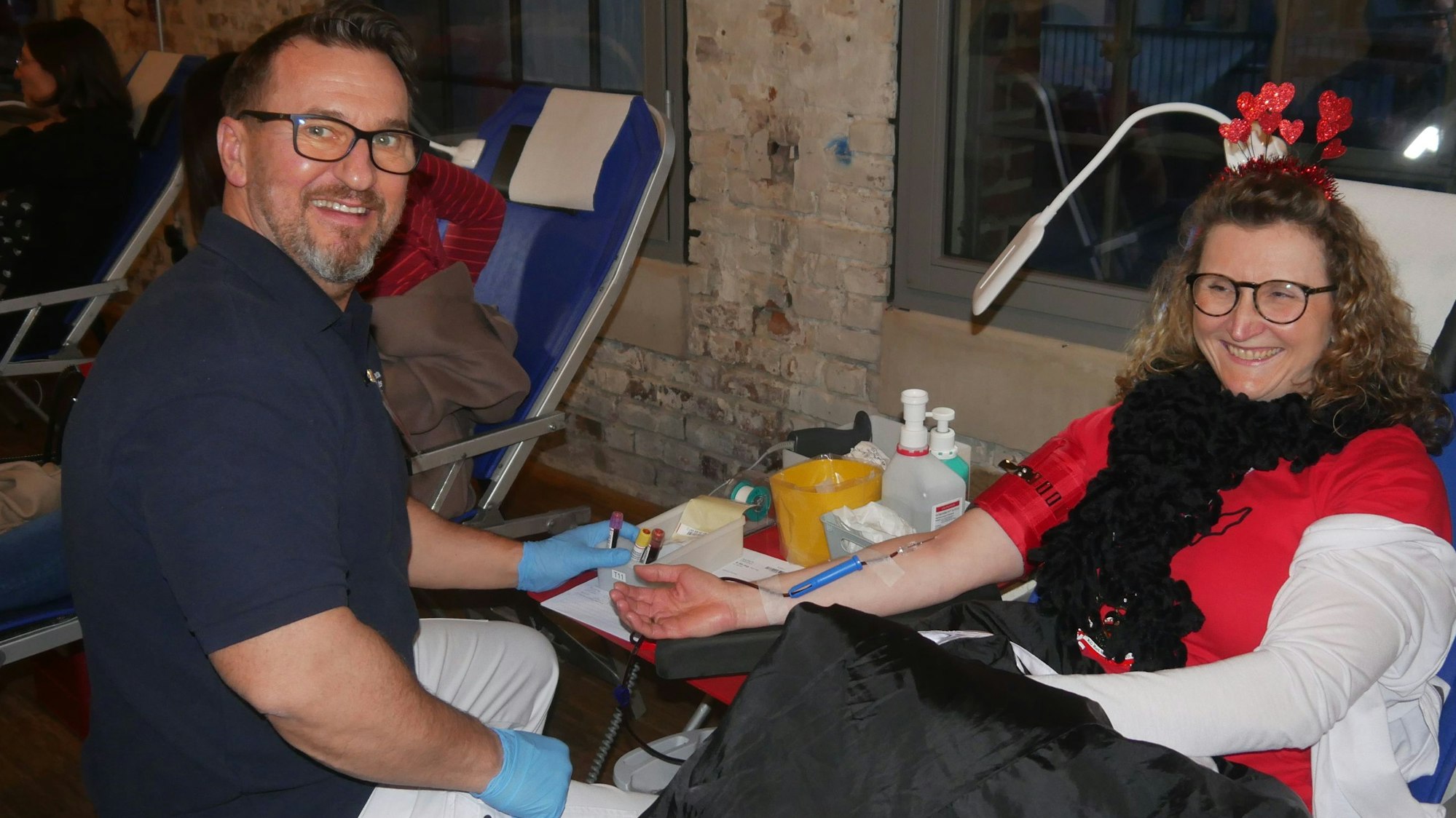 Närrische Blutspende in Windeck
In guten Händen beim Blutspende-Team strahlt Claudia Röhrig in die Kamera. Sie spendet zum zehnten Mal.