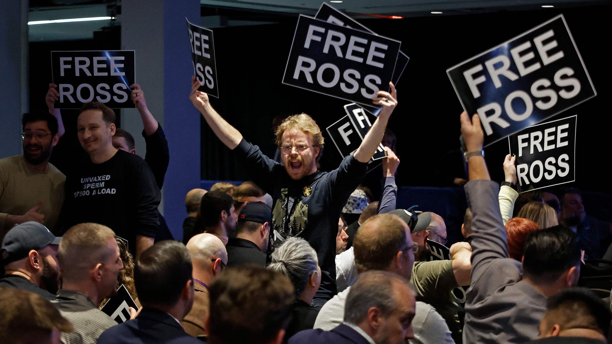Mitglieder der Libertarian Party stehen auf Stühlen, skandieren und fordern die Freilassung von Ross Ulbricht während des nationalen Parteitags im Washington Hilton (Archivbild Mai 2024)