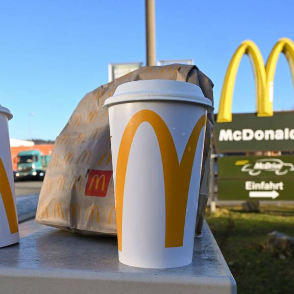 Fastfood-Verpackungen stehen vor einer Tübinger McDonald's-Filiale.