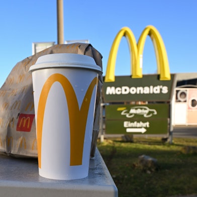 Fastfood-Verpackungen stehen vor einer Tübinger McDonald's-Filiale.