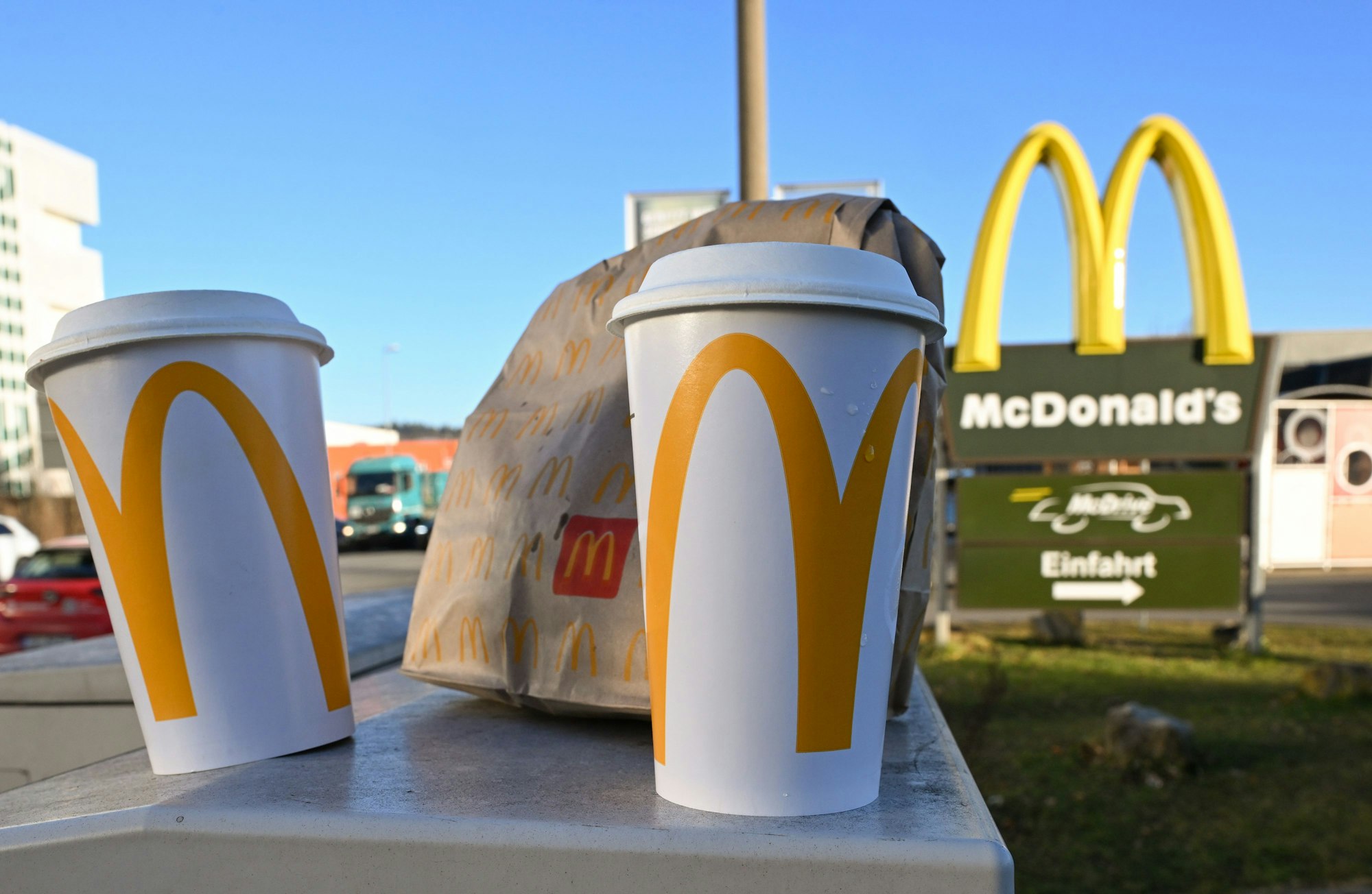 Fastfood-Verpackungen stehen vor einer Tübinger McDonald's-Filiale.