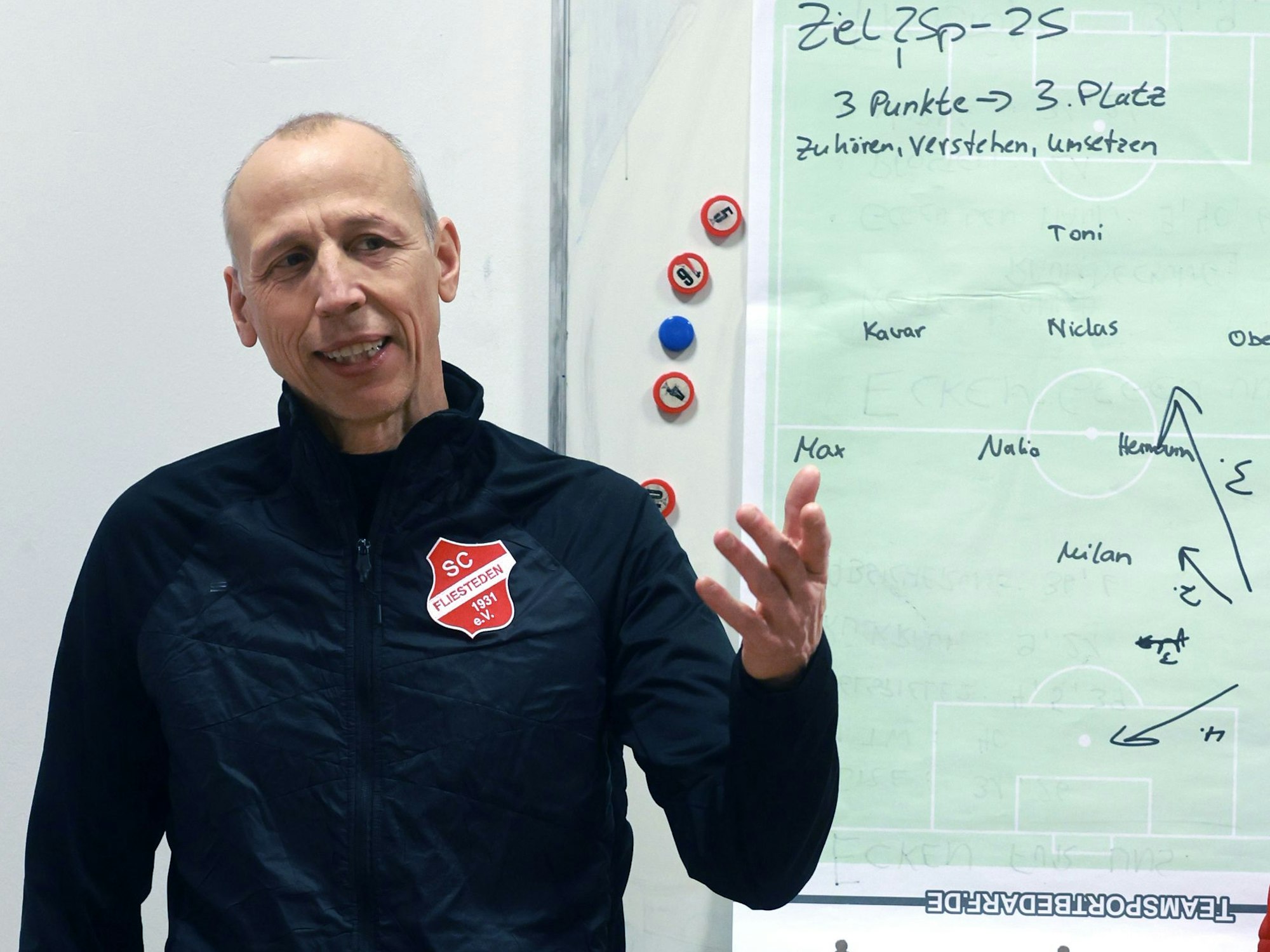 Das Bild zeigt Matthias Scherz vor der Taktiktafel.