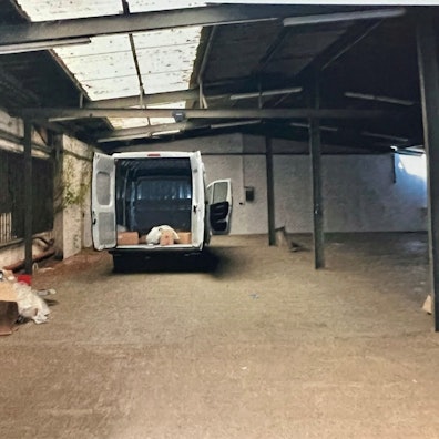 In dieser Lagerhalle in Hürth wurden die Männer gefesselt und misshandelt