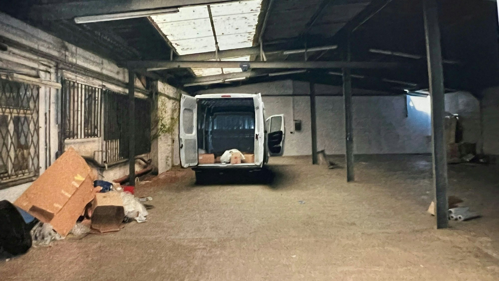 In dieser Lagerhalle in Hürth wurden die Männer gefesselt und misshandelt