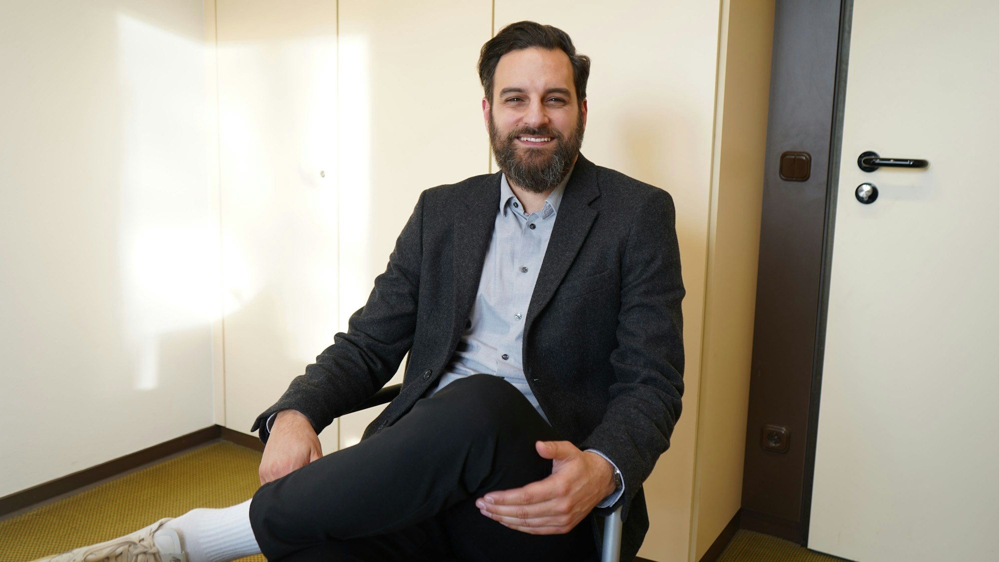 Das Foto zeigt Cem Yilmaz, Dezernent der Stadt Kerpen