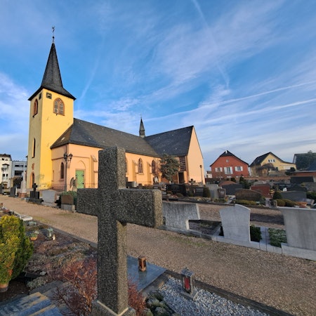 Die katholische Pfarrkirche St. Laurentius in Mondorf und der dazugehörige Friedhof sollen in die Denkmalliste der Stadt Niederkassel eingetragen werden.