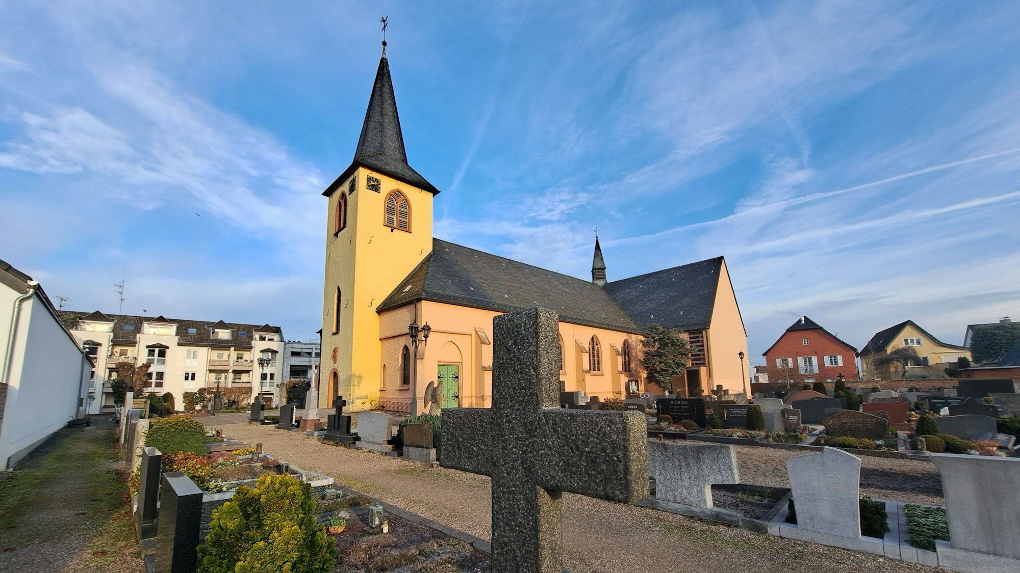 Die katholische Pfarrkirche St. Laurentius in Mondorf und der dazugehörige Friedhof sollen in die Denkmalliste der Stadt Niederkassel eingetragen werden.