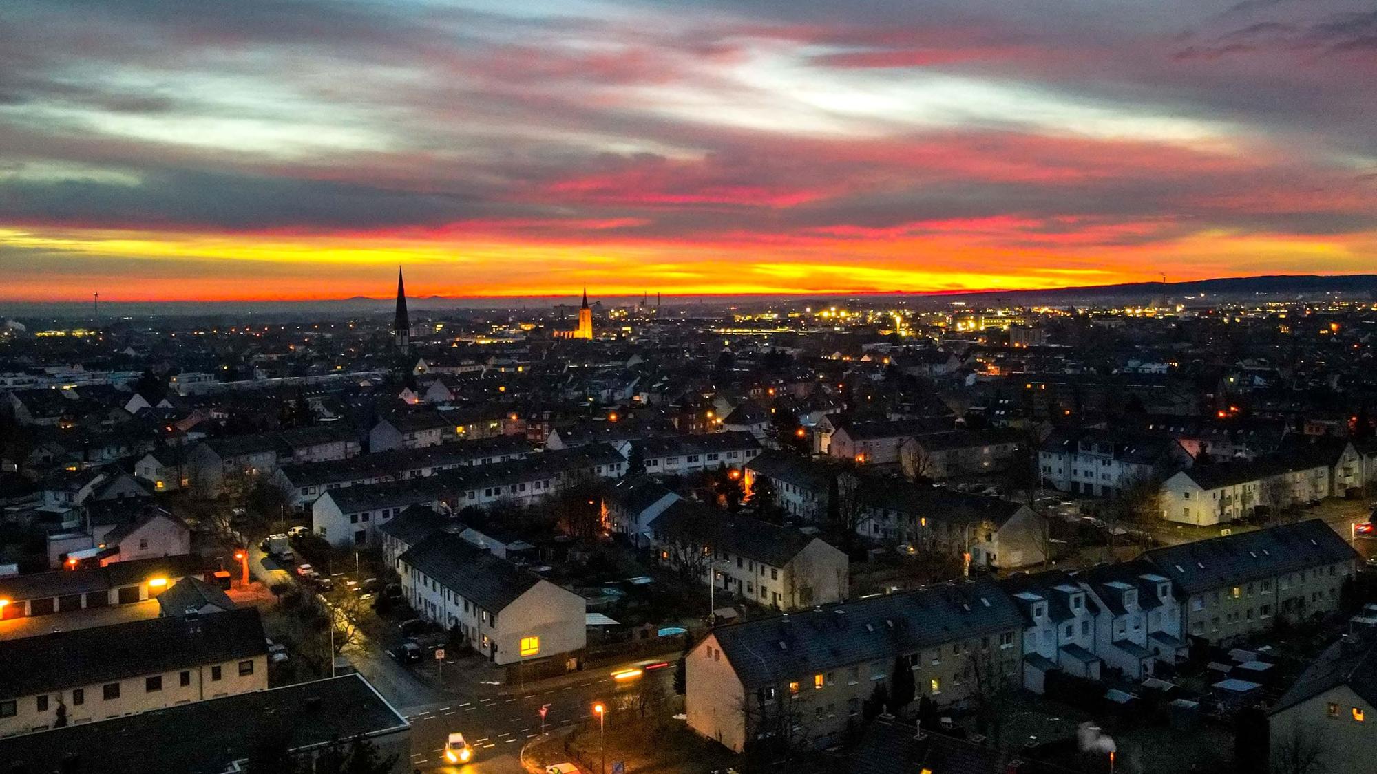 Das Bild zeigt einen Sonnenaufgang über Euskirchen. Aufgenommen mithilfe einer Drohne.