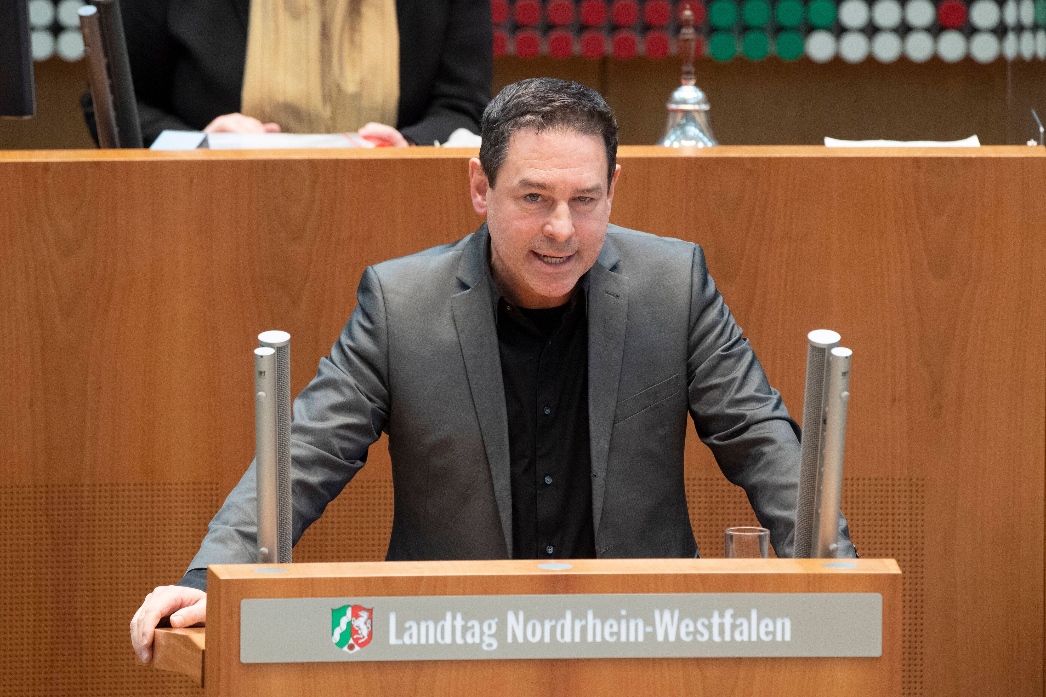 Arndt Klocke steht am Rednerpult des Düsseldorfer Landtags.