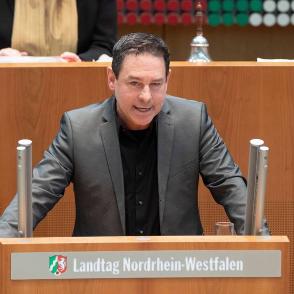 Arndt Klocke steht am Rednerpult des Düsseldorfer Landtags.