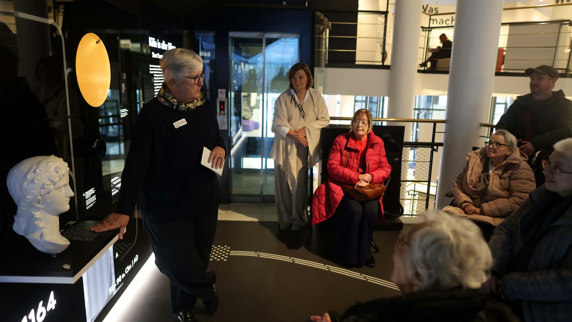 Ihr Wissen vermittelt eine Mitarbeiterin des Museumsdienstes an eine Gruppe.