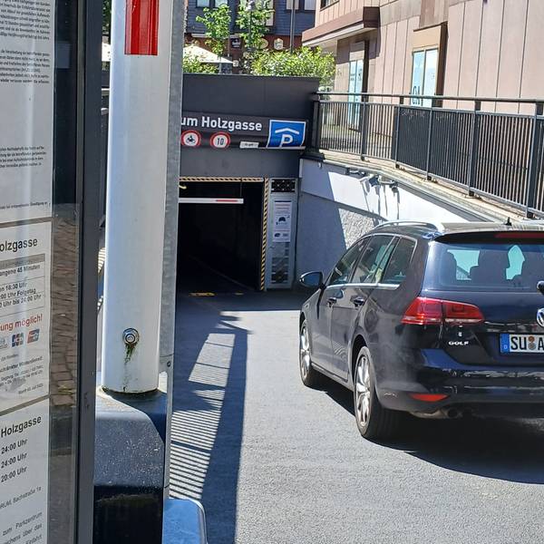 Ein Auto vor der Einfahrt in eine Tiefgarage.