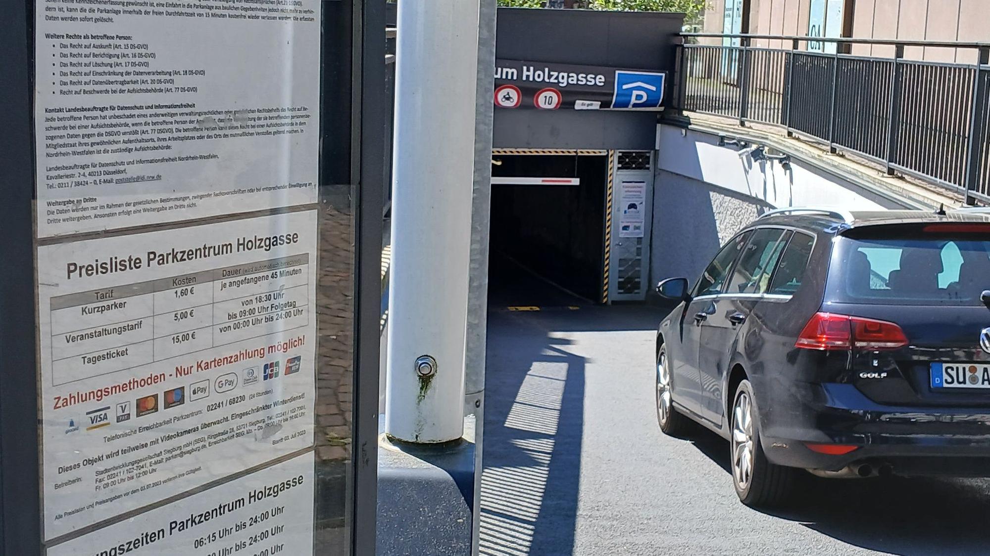 Ein Auto vor der Einfahrt in eine Tiefgarage.