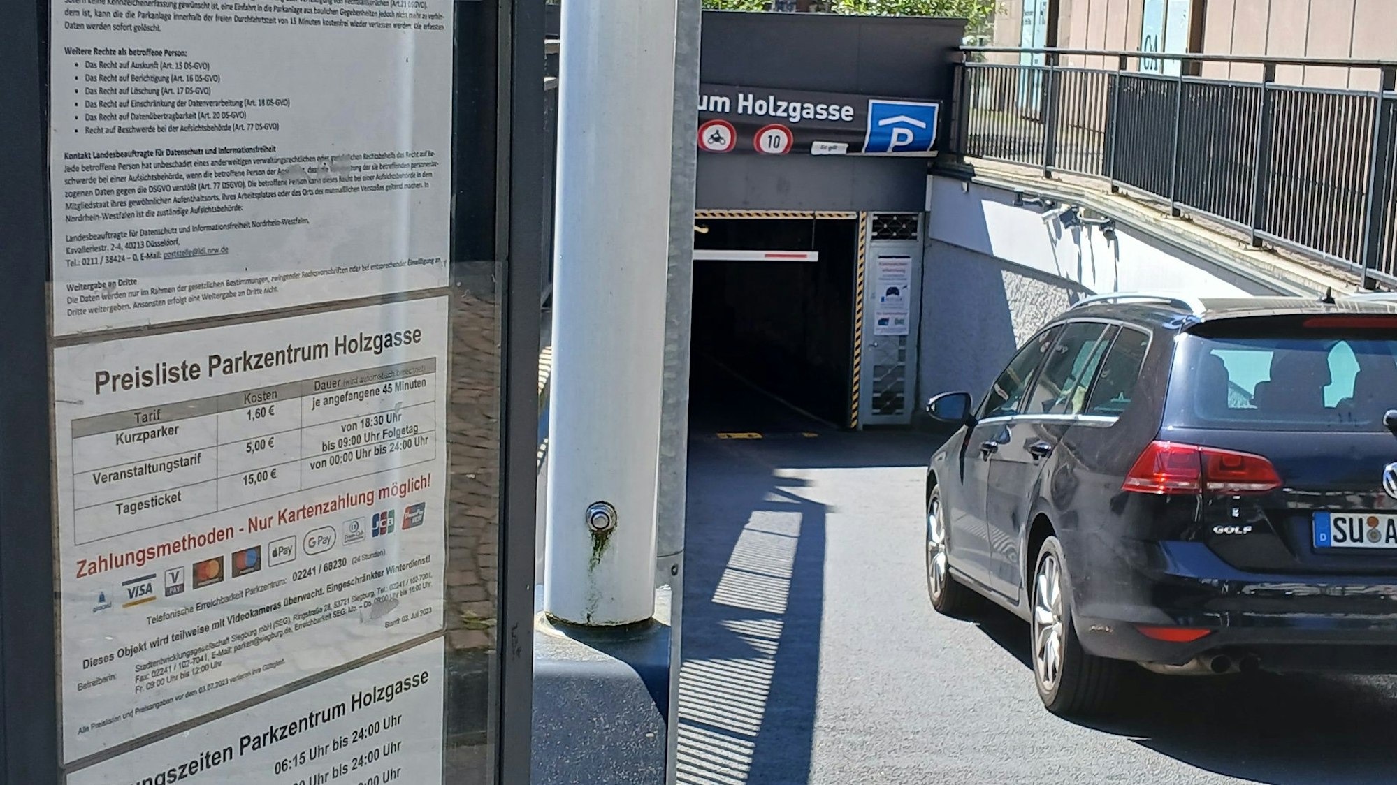 Ein Auto vor der Einfahrt in eine Tiefgarage.