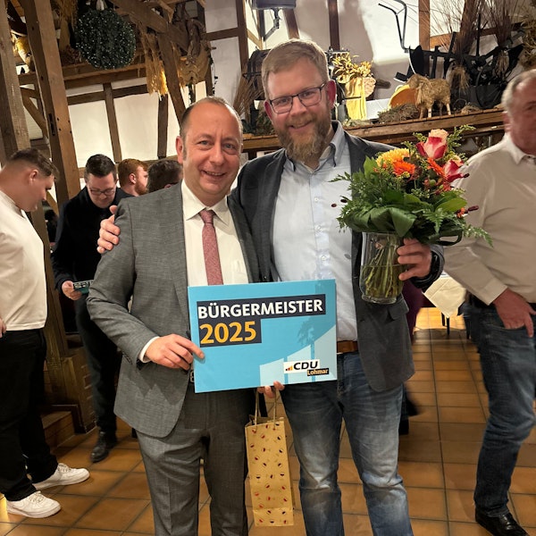 Matthias Schmitz (l.) mit dem Parteivorsitzenden Florian Westerhausen.