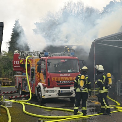 Die Feuerwehr löscht einen Großbrand in Rösrath.