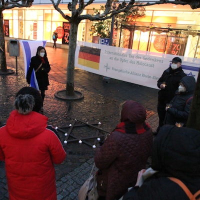 Teilnehmer einer Kundgebung mit einem großen Banner