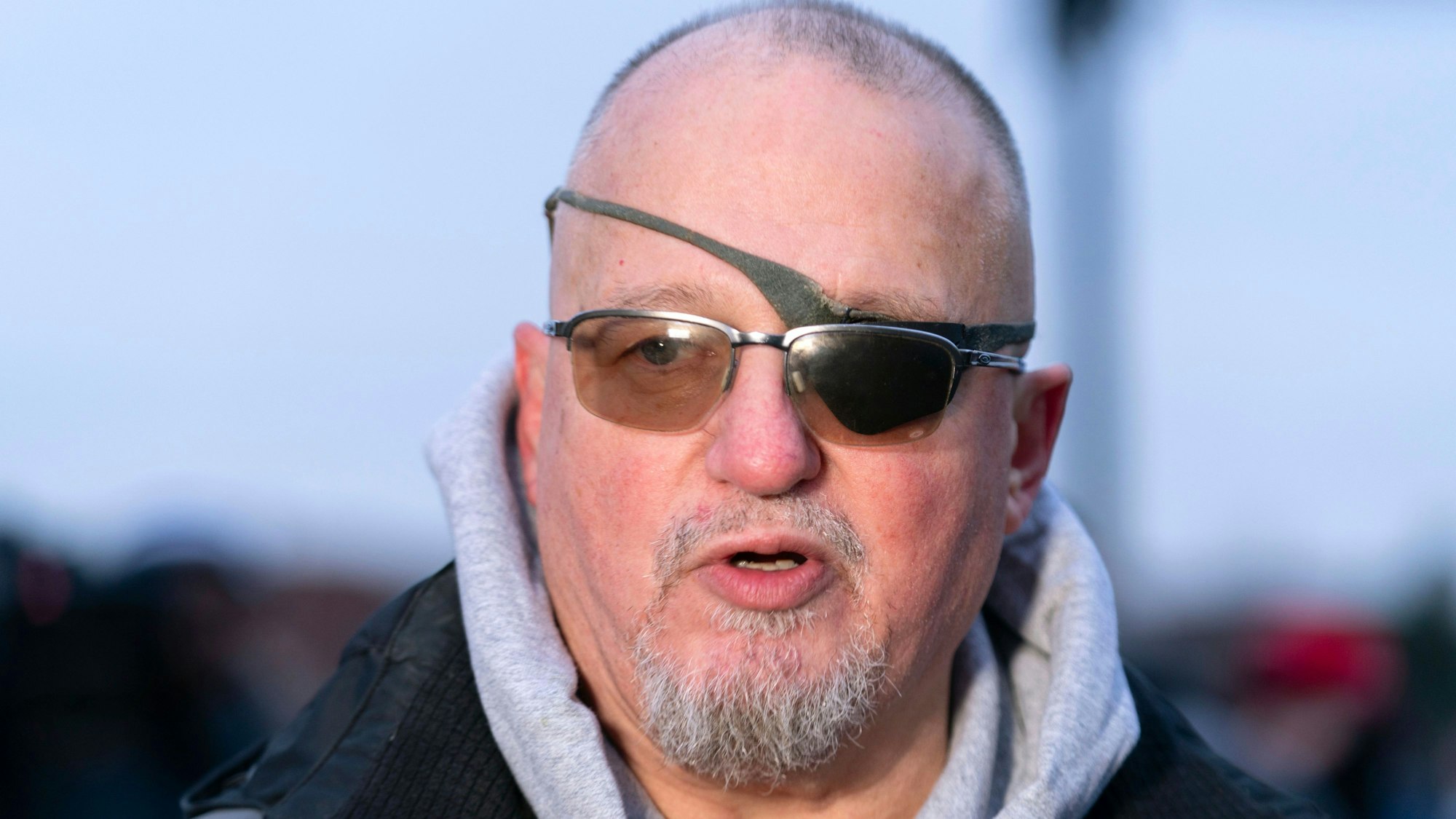 21.01.2025, USA, Washington: Stewart Rhodes, ein Unterstützer von US-Präsident Trump und Gründer der Oath Keepers, der im Zusammenhang mit der Attacke auf das US-Kapitol am 6. Januar 2021 verurteilt wurde, spricht mit Reportern vor der DC Central Detention Facility, nachdem er aus einem Gefängnis entlassen wurde. Foto: Jose Luis Magana/AP/dpa +++ dpa-Bildfunk +++