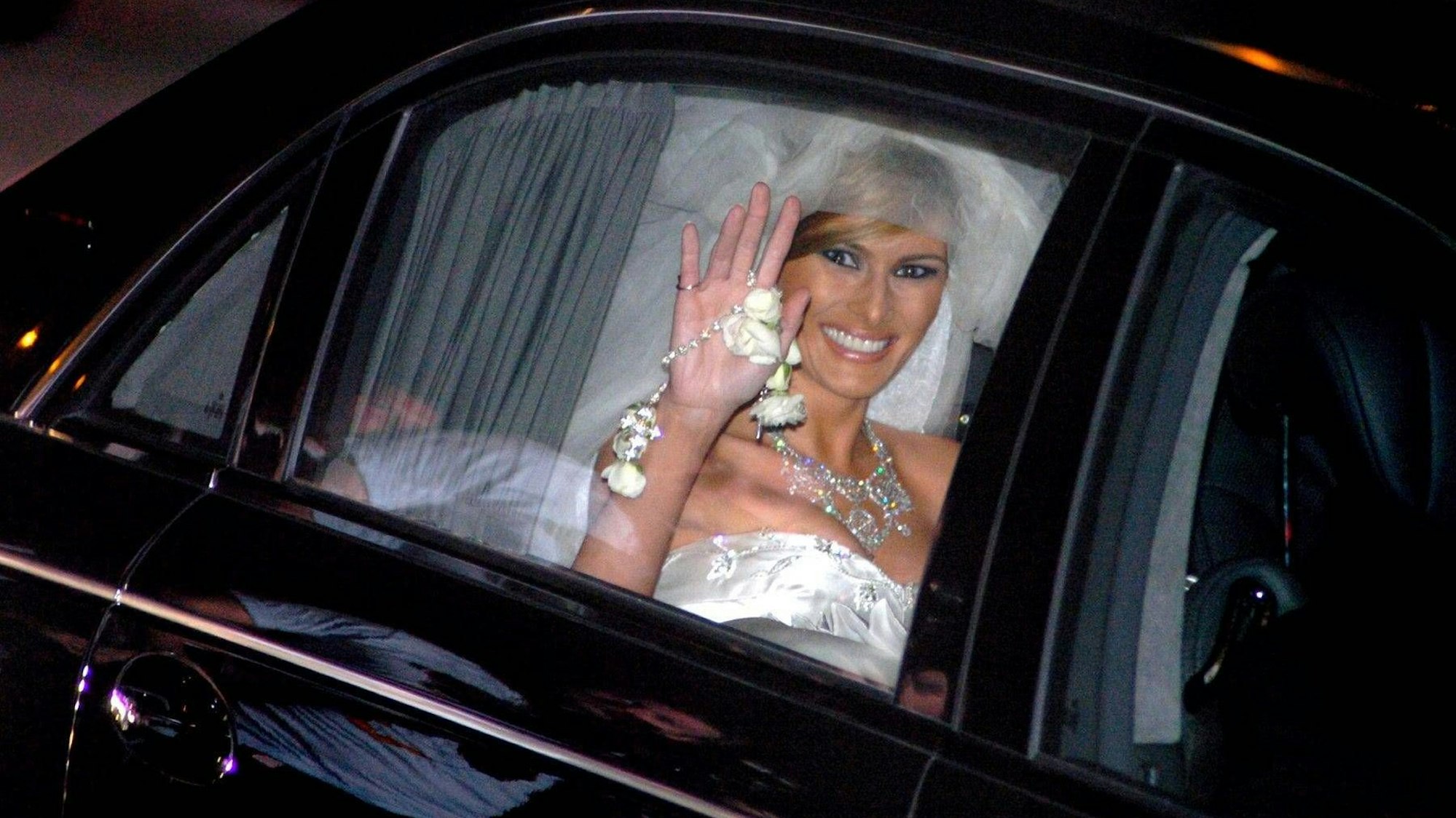 Melania Trump winkt nach der Hochzeit im Jahre 2005 aus dem Auto.