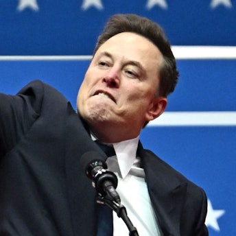 Mit seinem Hitlergruß auf offener Bühne bei den Feierlichkeiten nach Donald Trumps Amtseinführung hat Elon Musk im Januar für weltweites Entsetzen gesorgt. (Archivbild)