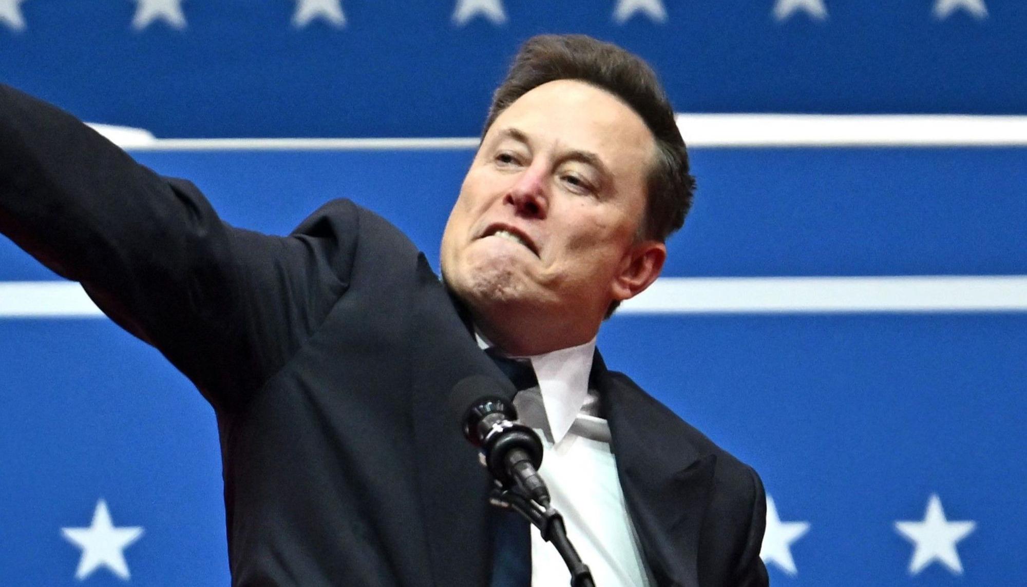 Mit seinem Hitlergruß auf offener Bühne bei den Feierlichkeiten nach Donald Trumps Amtseinführung hat Elon Musk im Januar für weltweites Entsetzen gesorgt. (Archivbild)