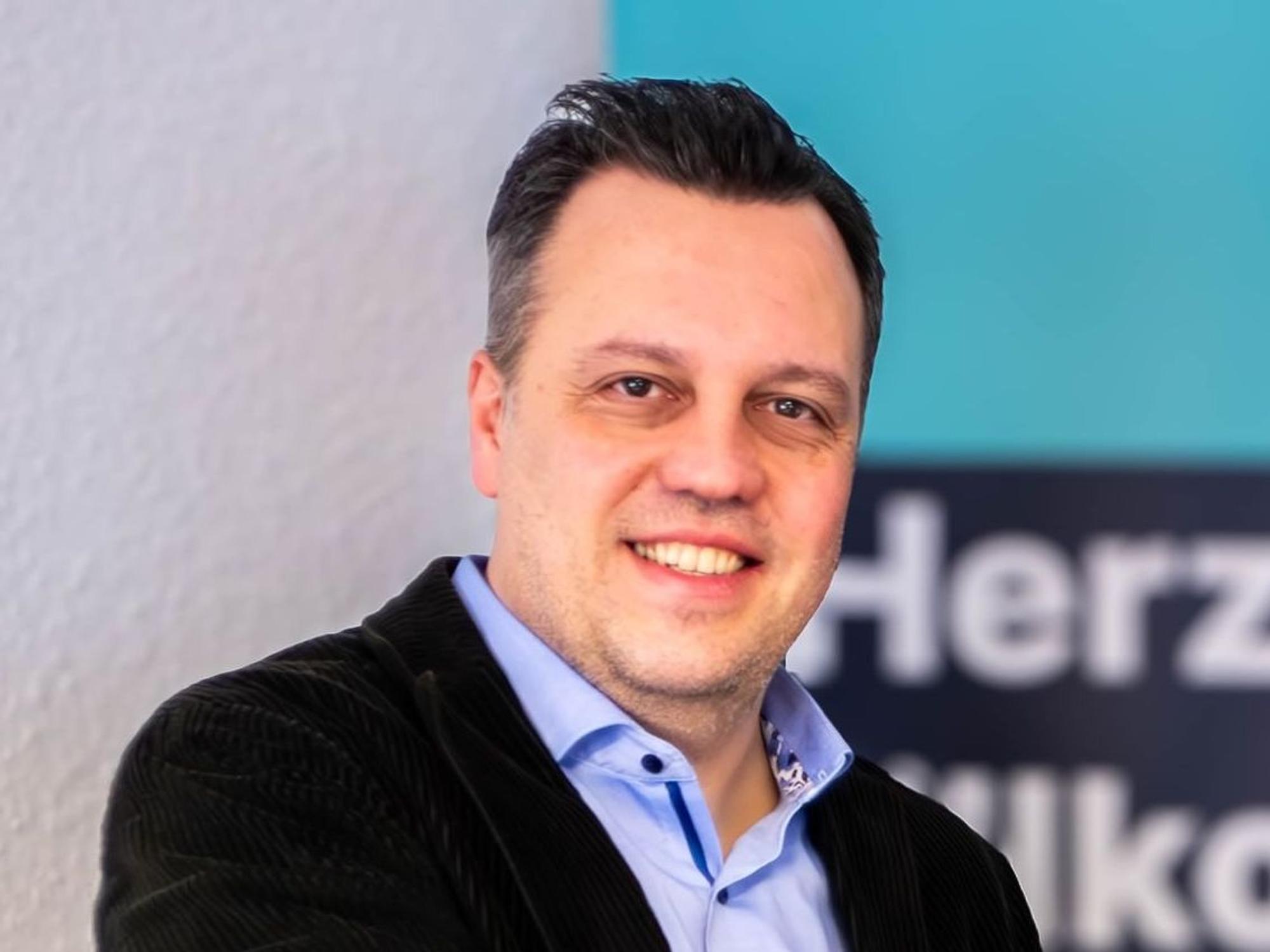 Das Porträt zeigt Sacha Reichelt, den Bürgermeister von Euskirchen.