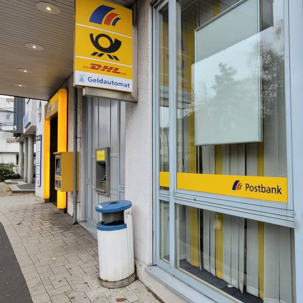 Wegen Krankheit öffnet die Postbank ihre Filiale an der Waldbröler Vennstraße derzeit nur unregelmäßig. Mit den Plänen für den großen Umbau habe das noch nichts zu tun, betont das Bonner Unternehmen. Das Foto zeigt die Front der Geschäftsstelle.