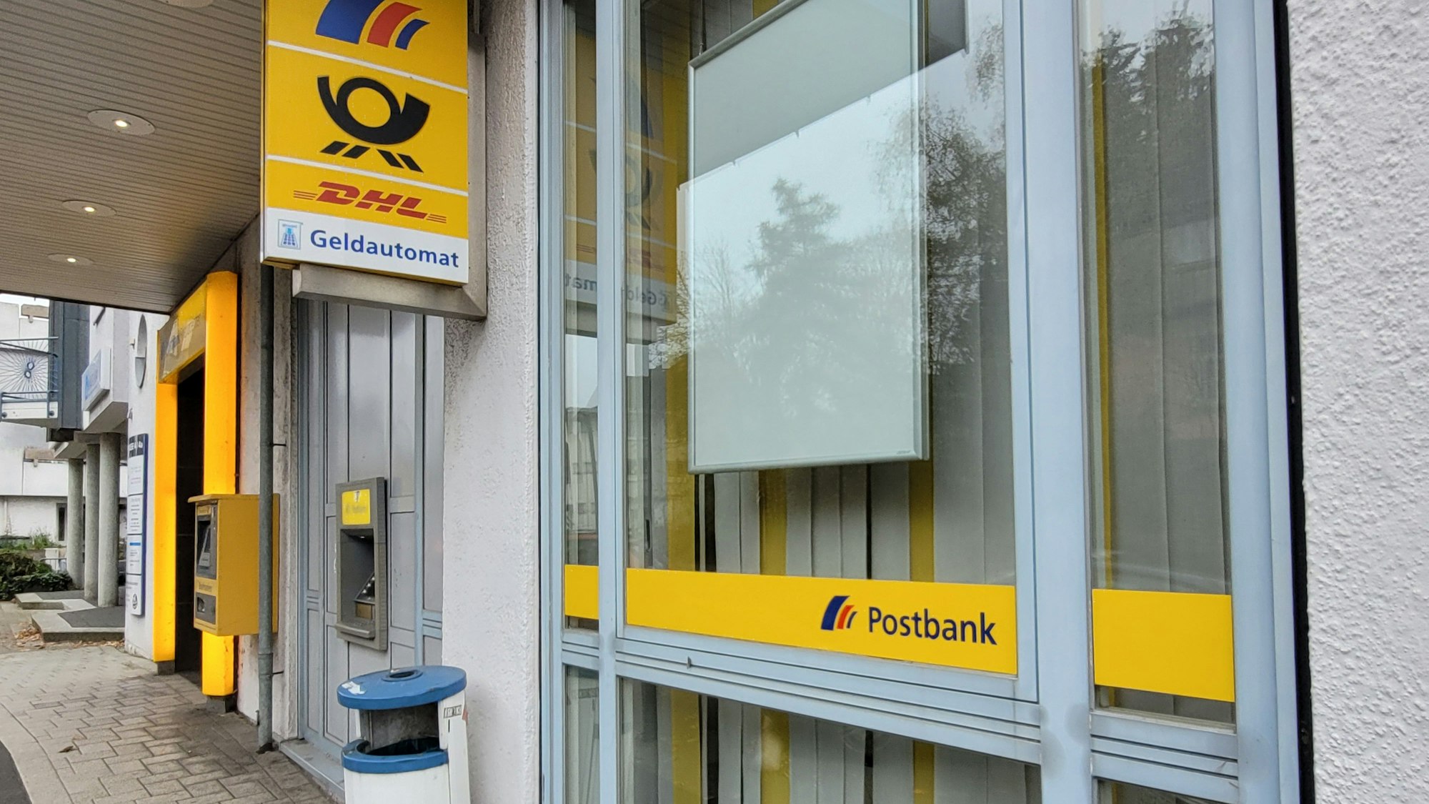 Wegen Krankheit öffnet die Postbank ihre Filiale an der Waldbröler Vennstraße derzeit nur unregelmäßig. Mit den Plänen für den großen Umbau habe das noch nichts zu tun, betont das Bonner Unternehmen. Das Foto zeigt die Front der Geschäftsstelle.