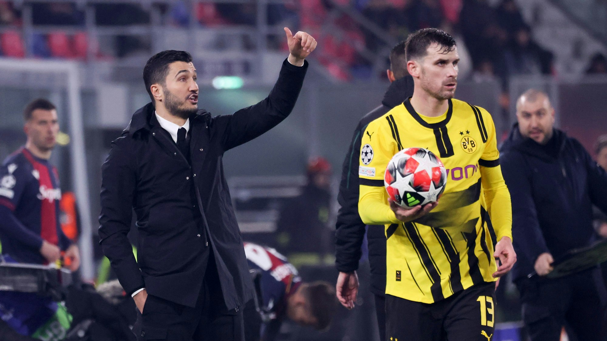 Nuri Sahin gibt Anweisungen an der Seitenlinie