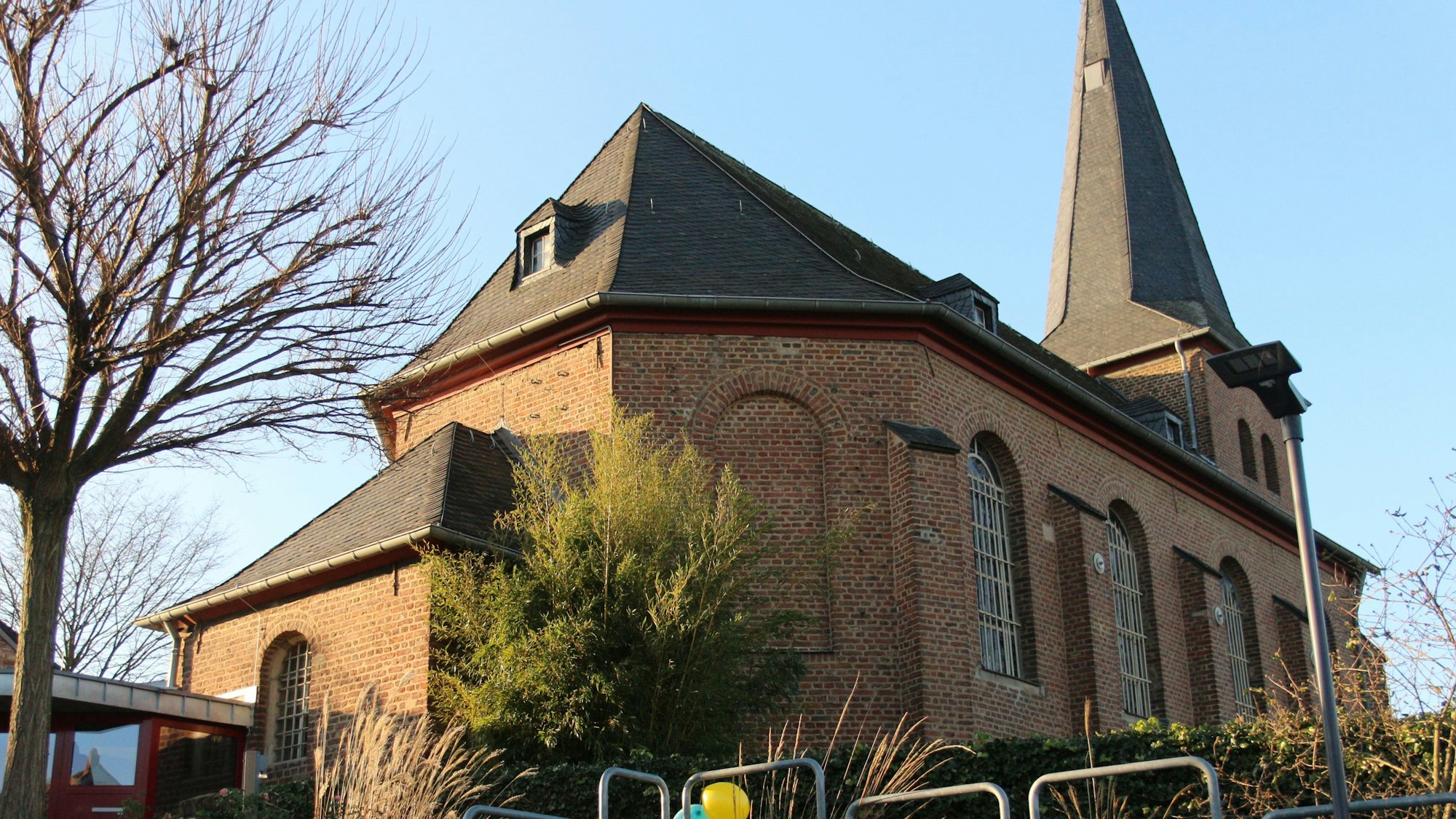 Zu sehen ist eine Kirche.