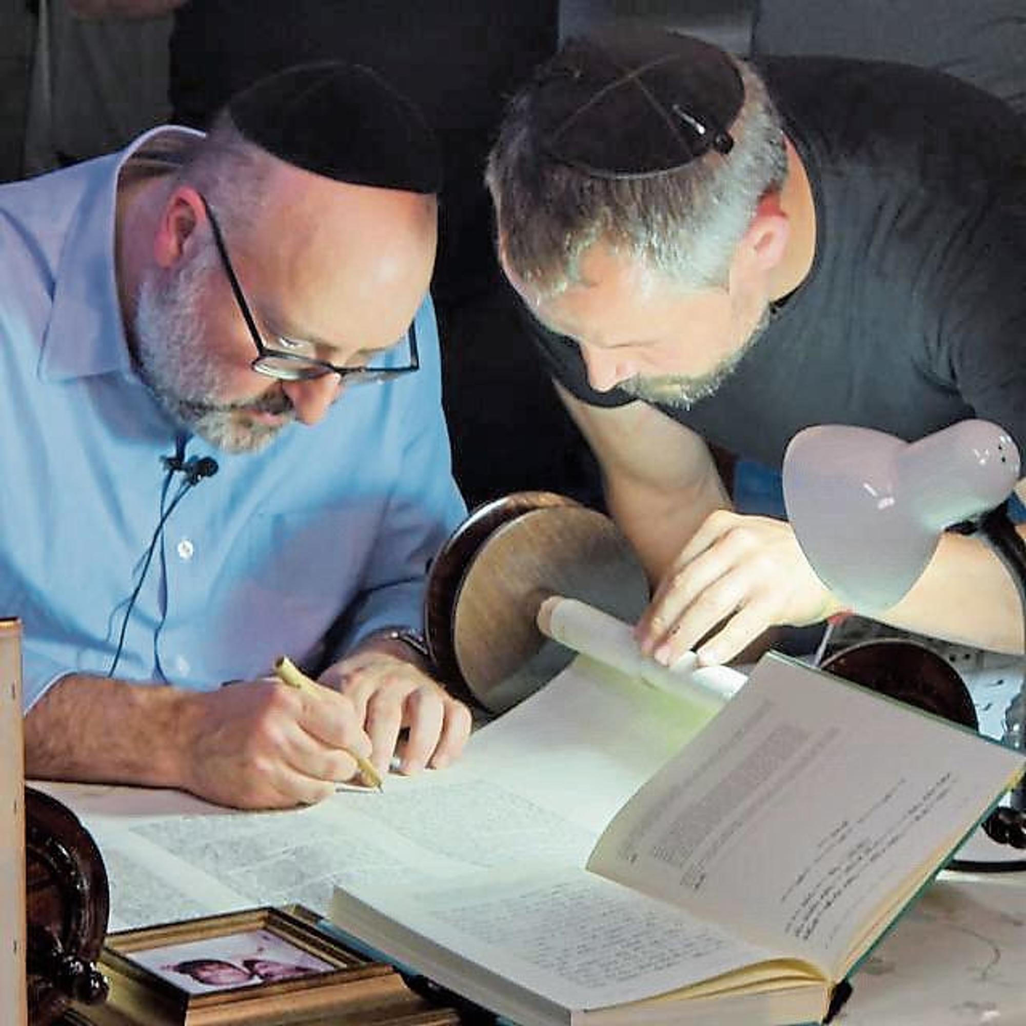 Das Bild zeigt ihn mit Michael Berg vom Kabbala Centre International