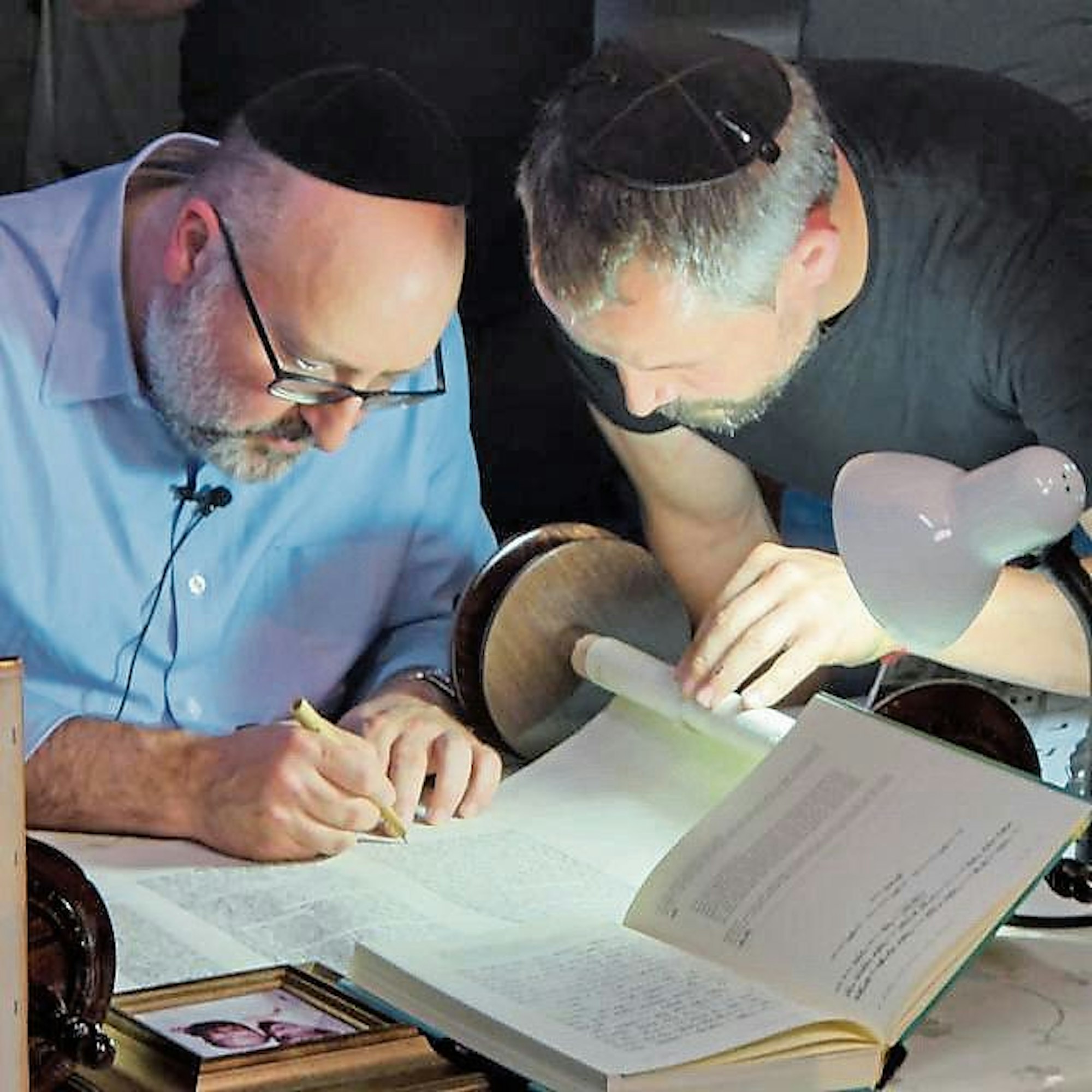 Das Bild zeigt ihn mit Michael Berg vom Kabbala Centre International