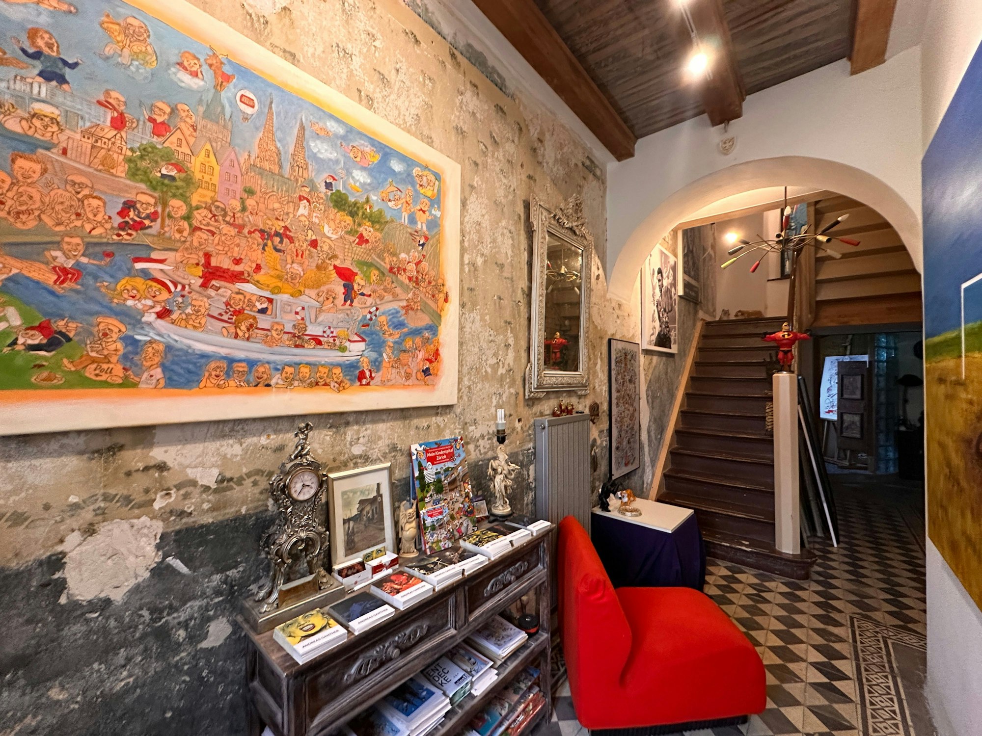 Der Flur ist gleichzeitig Galerie seiner Werke.