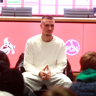 1. FC Köln vs. 1. FC Nürnberg, 16. Spieltag, 15.12.2024, 13.30 Uhr, der Verletzte Tim Lemperle (1. FC Köln) spricht im Pressekonferenzraum mit den Fans, Bild: Herbert Bucco