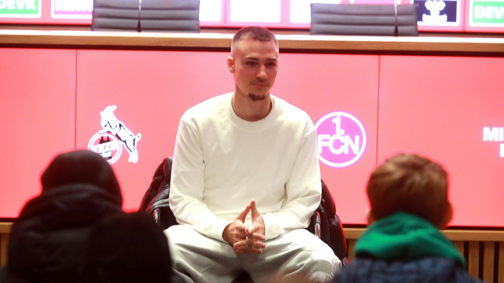 1. FC Köln vs. 1. FC Nürnberg, 16. Spieltag, 15.12.2024, 13.30 Uhr, der Verletzte Tim Lemperle (1. FC Köln) spricht im Pressekonferenzraum mit den Fans, Bild: Herbert Bucco