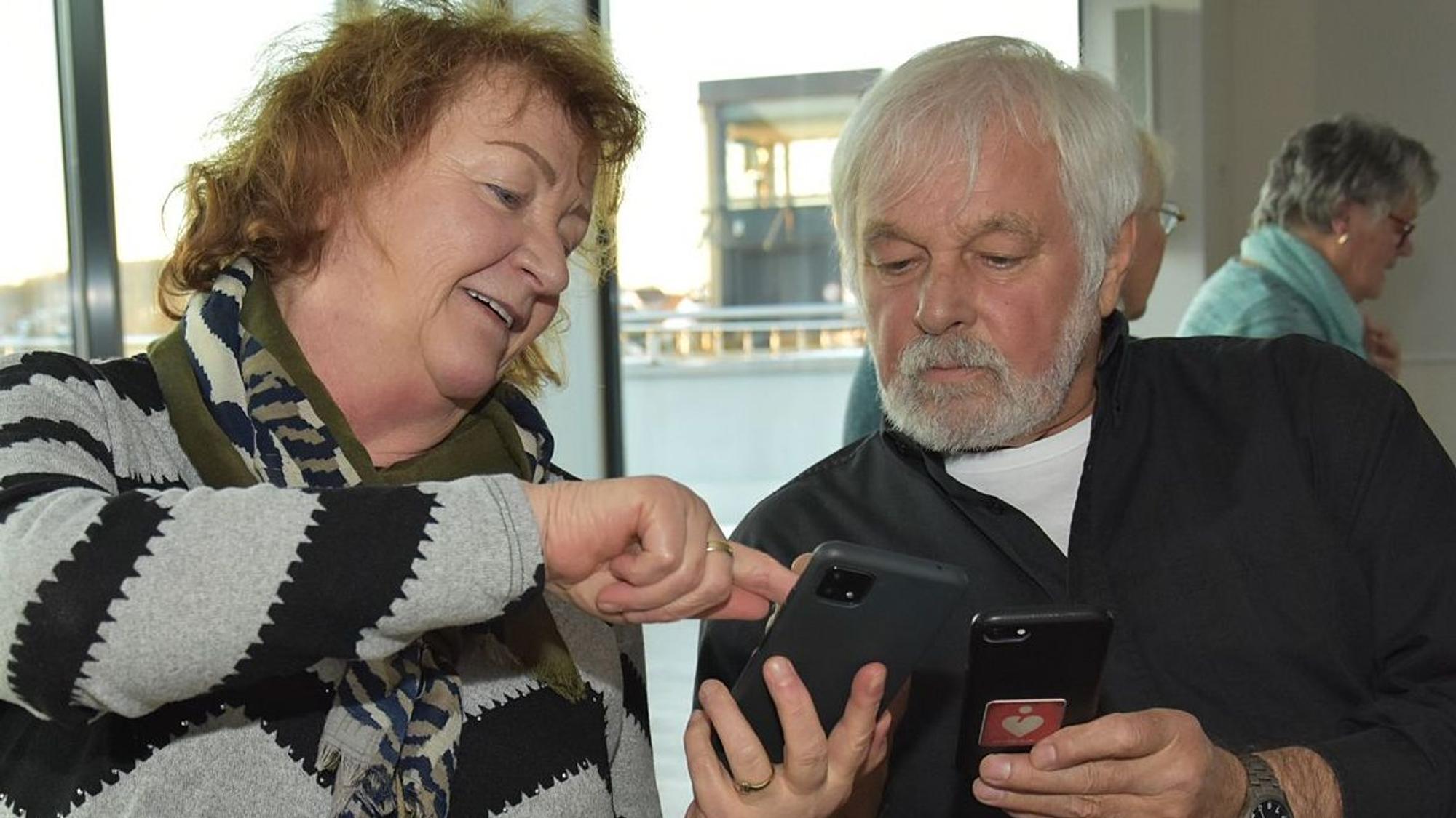 „Und was passiert, wenn ich hier draufdrücke?“ Digitallotse Walter Jenauer gibt Helgina Schäfer beim Digital-Café in Lindlar wertvolle Hinweise bei der Erledigung von dem, was einmal „Papierkram“ war. Unser Foto zeigt die beiden im Gespräch.