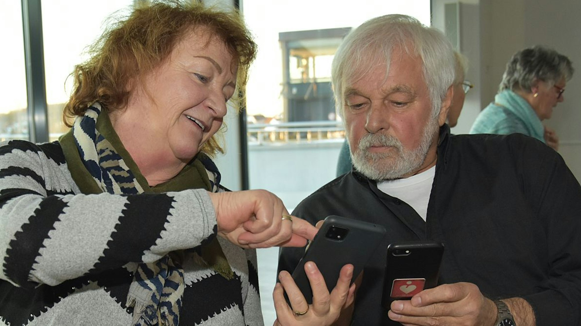 „Und was passiert, wenn ich hier draufdrücke?“ Digitallotse Walter Jenauer gibt Helgina Schäfer beim Digital-Café in Lindlar wertvolle Hinweise bei der Erledigung von dem, was einmal „Papierkram“ war. Unser Foto zeigt die beiden im Gespräch.