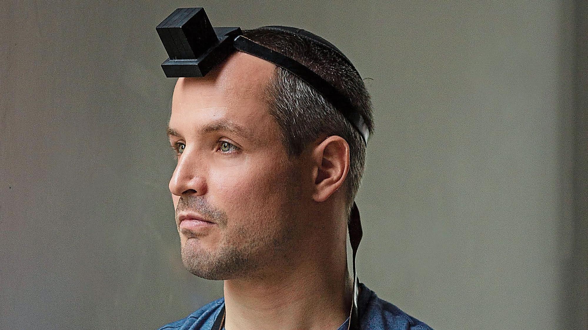Früher war Yonatan Langer Neonazi. Heute trägt er Tefillin, den jüdischen Gebetsriemen.