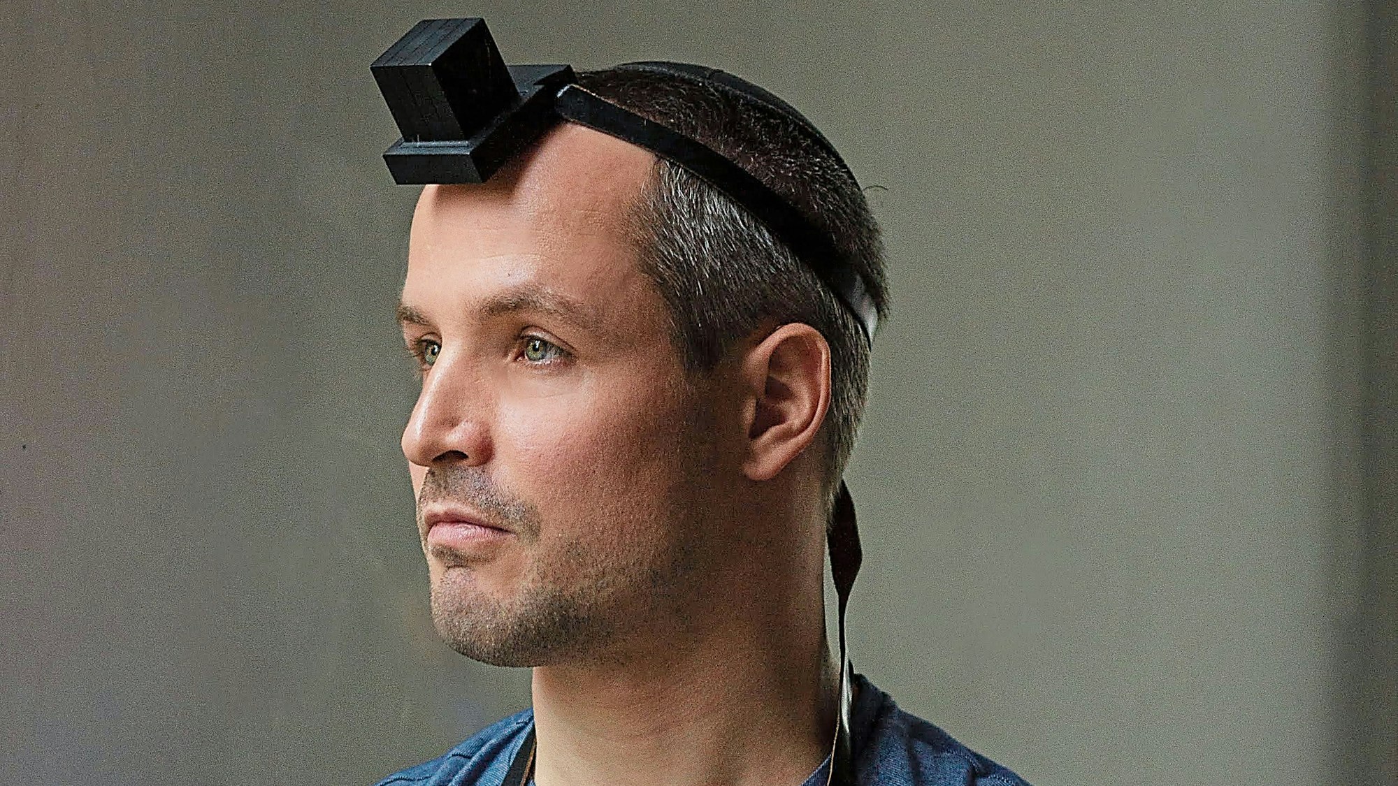 Früher war Yonatan Langer Neonazi. Heute trägt er Tefillin, den jüdischen Gebetsriemen.