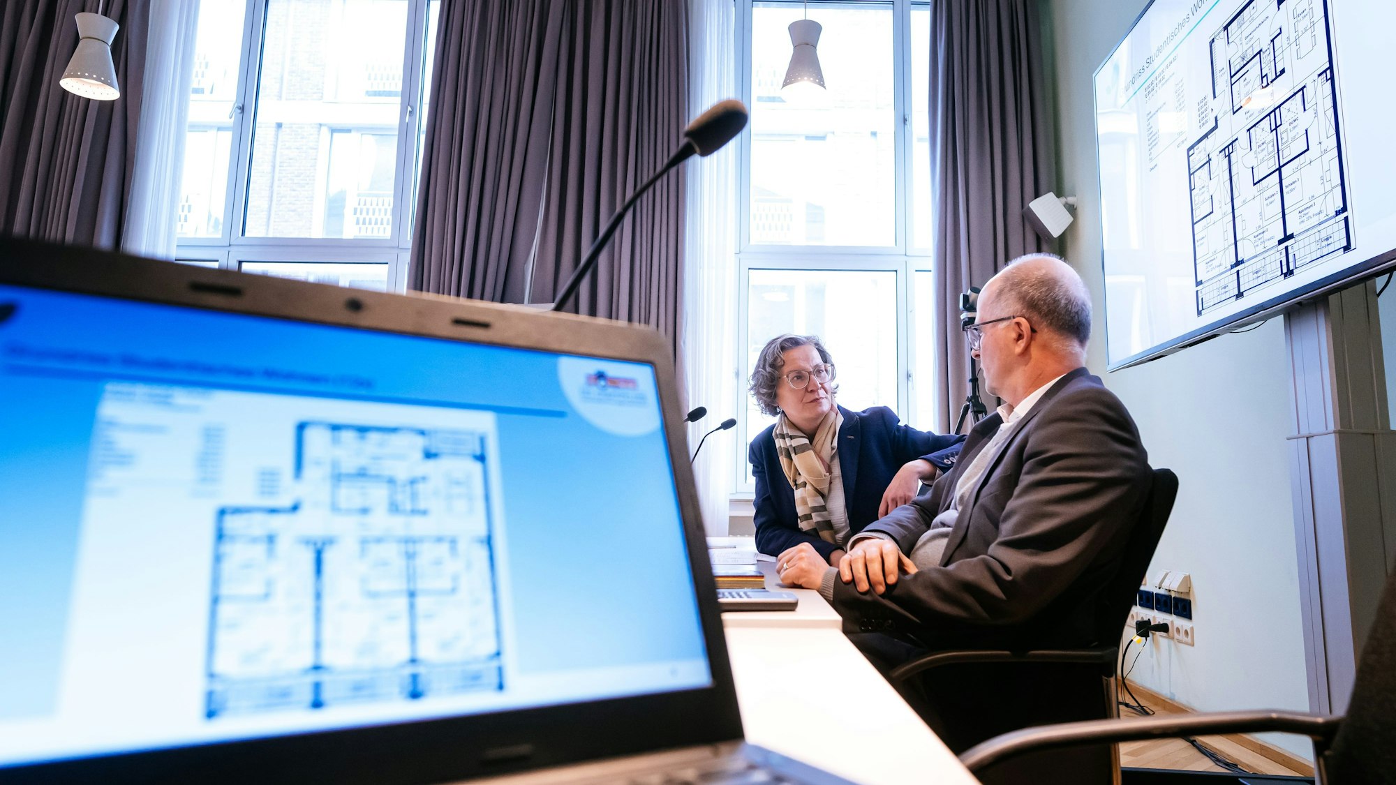 Verstehen sich gut: NRW-Ministerin Ina Scharrenbach und der Kölner Baudezernent Markus Greitemann.